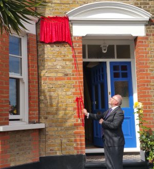 RICHARD HAYES UNVEILING THE BLUE PLAQUE IN HONOUR BOF HIS FATHER TUBBY